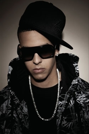 Daddy Yankee en una sesión fotográfica representativa de su etapa urbana y legado musical.