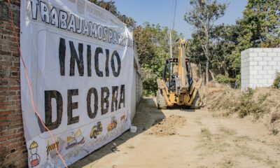 Maquinaria realiza trabajos de pavimentación con concreto hidráulico durante el inicio de obra en la calle César del Barrio de Xanxinco, en Tochimilco.