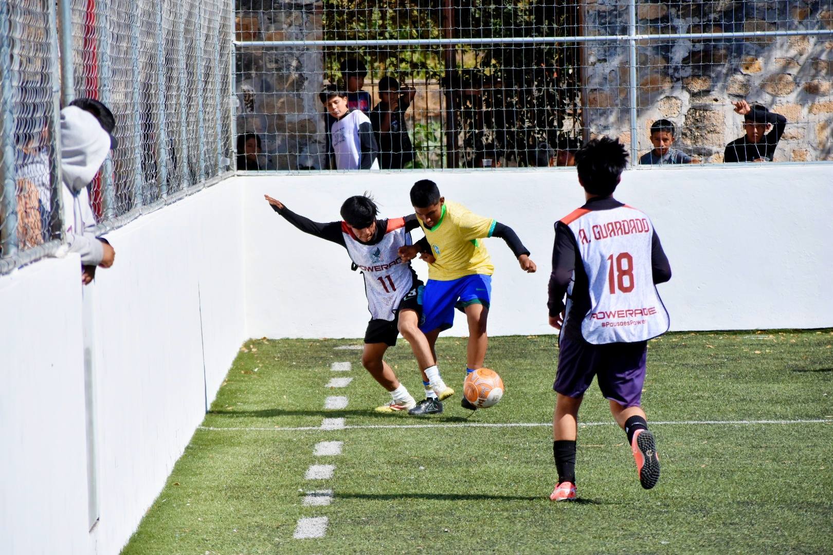 Niñas y niños participan en partido del Torneo de Fútbol por la Amistad organizado por el Ayuntamiento de Huaquechula en la Cabecera Municipal.