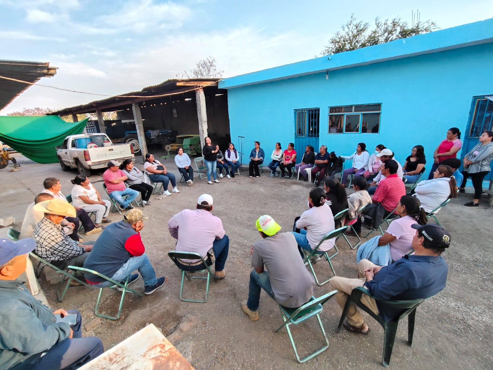 Reunión comunitaria del Ayuntamiento de Huaquechula con habitantes de la 4ª Manzana de Cacaloxúchitl para apoyar la organización de su Fiesta Patronal.