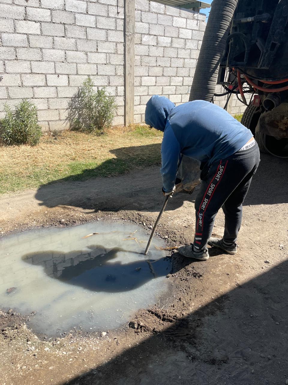 Trabajos de desazolve y succión de residuos con unidad vactor en drenaje de San Miguel Tecuanipan, Tochimilco, para prevenir inundaciones y focos de infección.