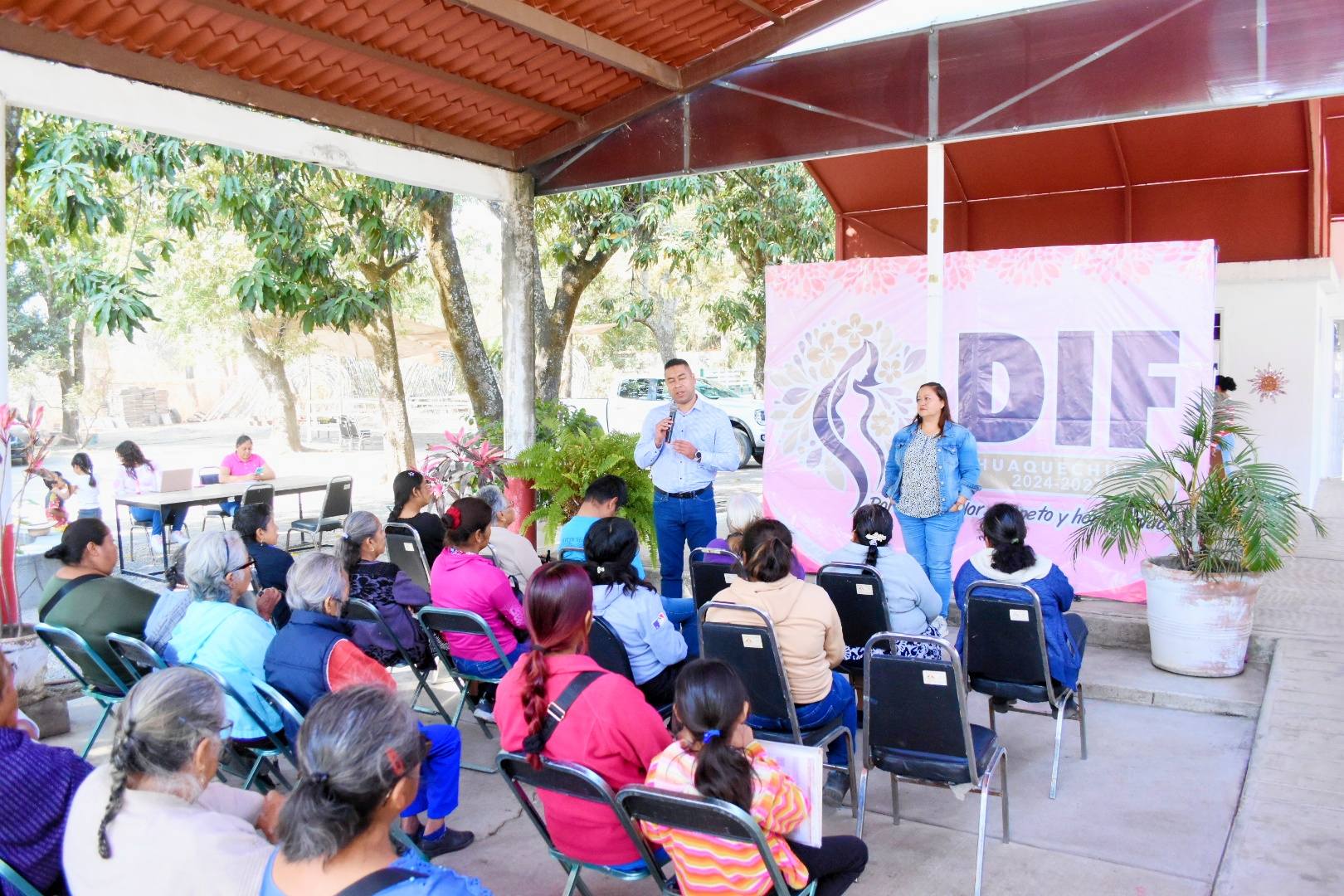 Personas adultas y familias asisten a plática informativa del DIF Municipal de Huaquechula sobre gestión de aparatos auditivos a bajo costo.