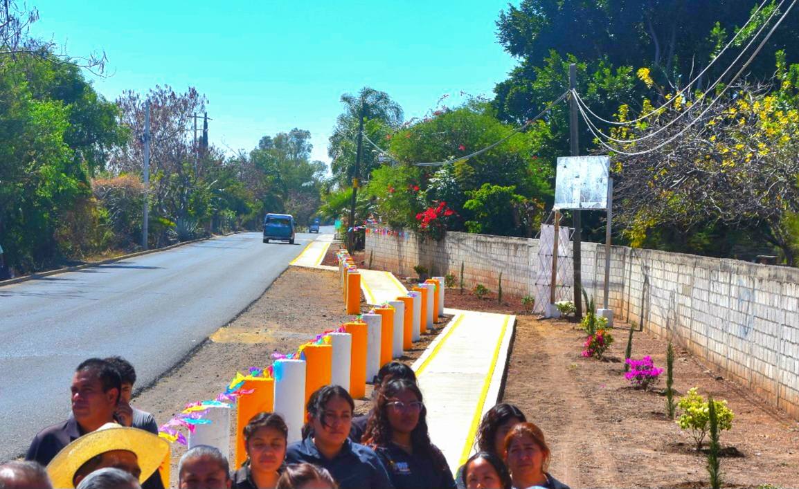 Banquetas recién construidas en San Juan Bautista, Huaquechula, que mejoran la seguridad peatonal y reducen riesgos por tráfico vehicular.