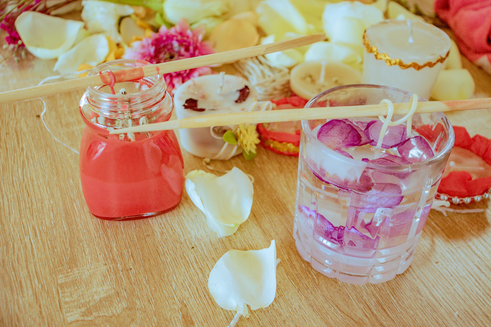 Velas aromáticas artesanales elaboradas durante el taller comunitario organizado por el Ayuntamiento de Tochimilco.