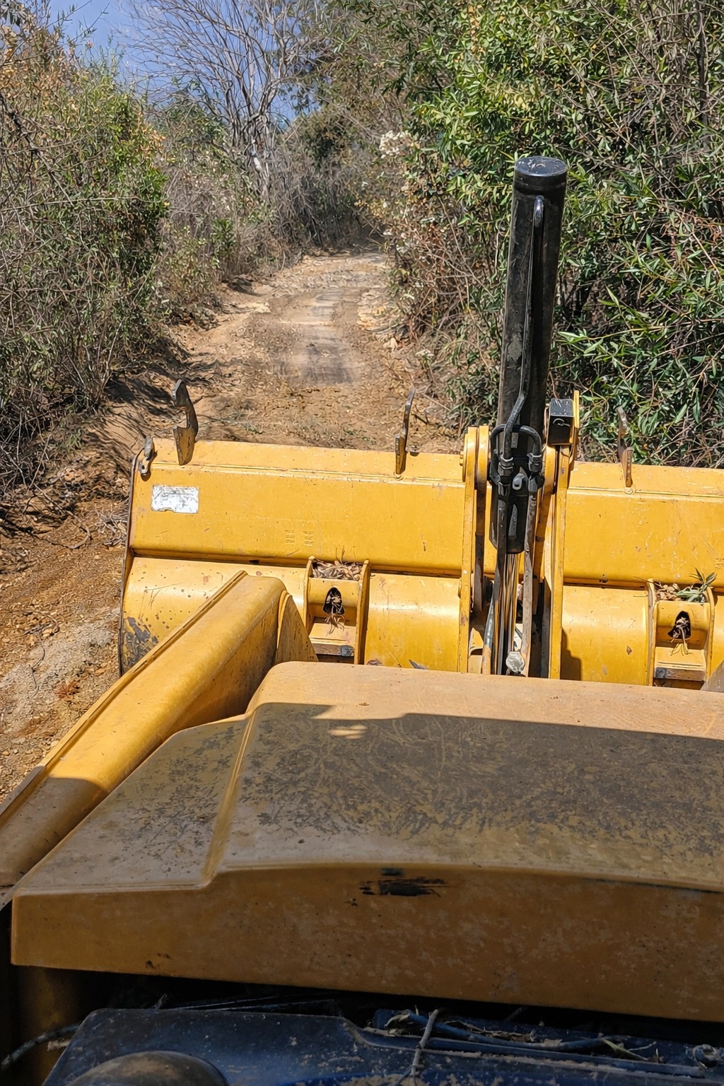 Maquinaria pesada realiza trabajos de rehabilitación en camino sacacosechas del paraje Toxmiltepec, en Santiago Tochimizolco, como parte de obras del Ayuntamiento de Tochimilco.