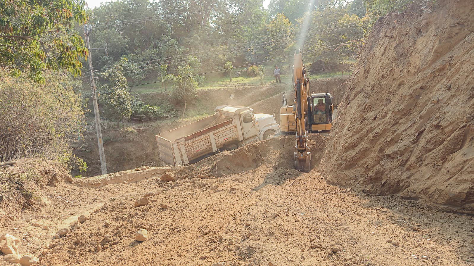 Supervisión de obra de pavimentación con concreto hidráulico en la calle César, Barrio de Xanxinco, Tochimilco, realizada por el ayuntamiento.