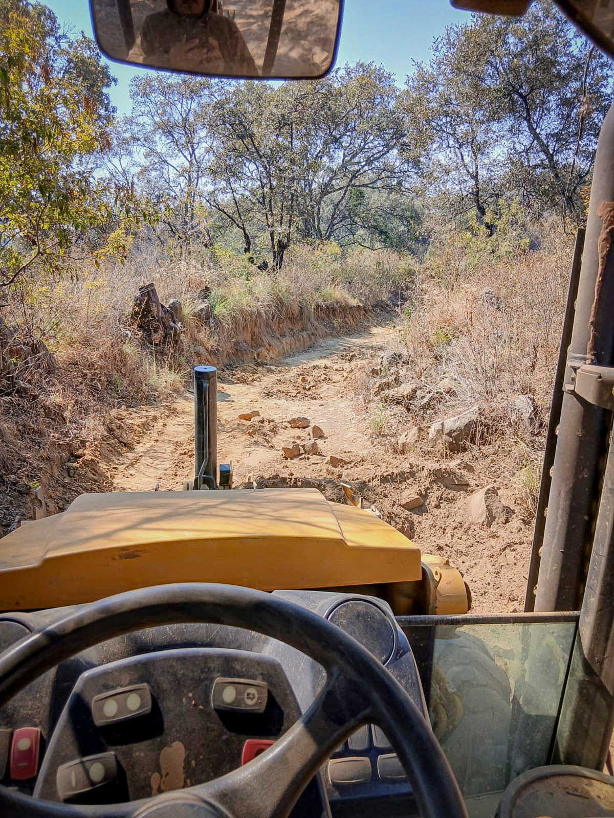 Avance en los trabajos de rehabilitación del camino saca cosechas en la junta auxiliar de Santiago Tochimizolco, Tochimilco.