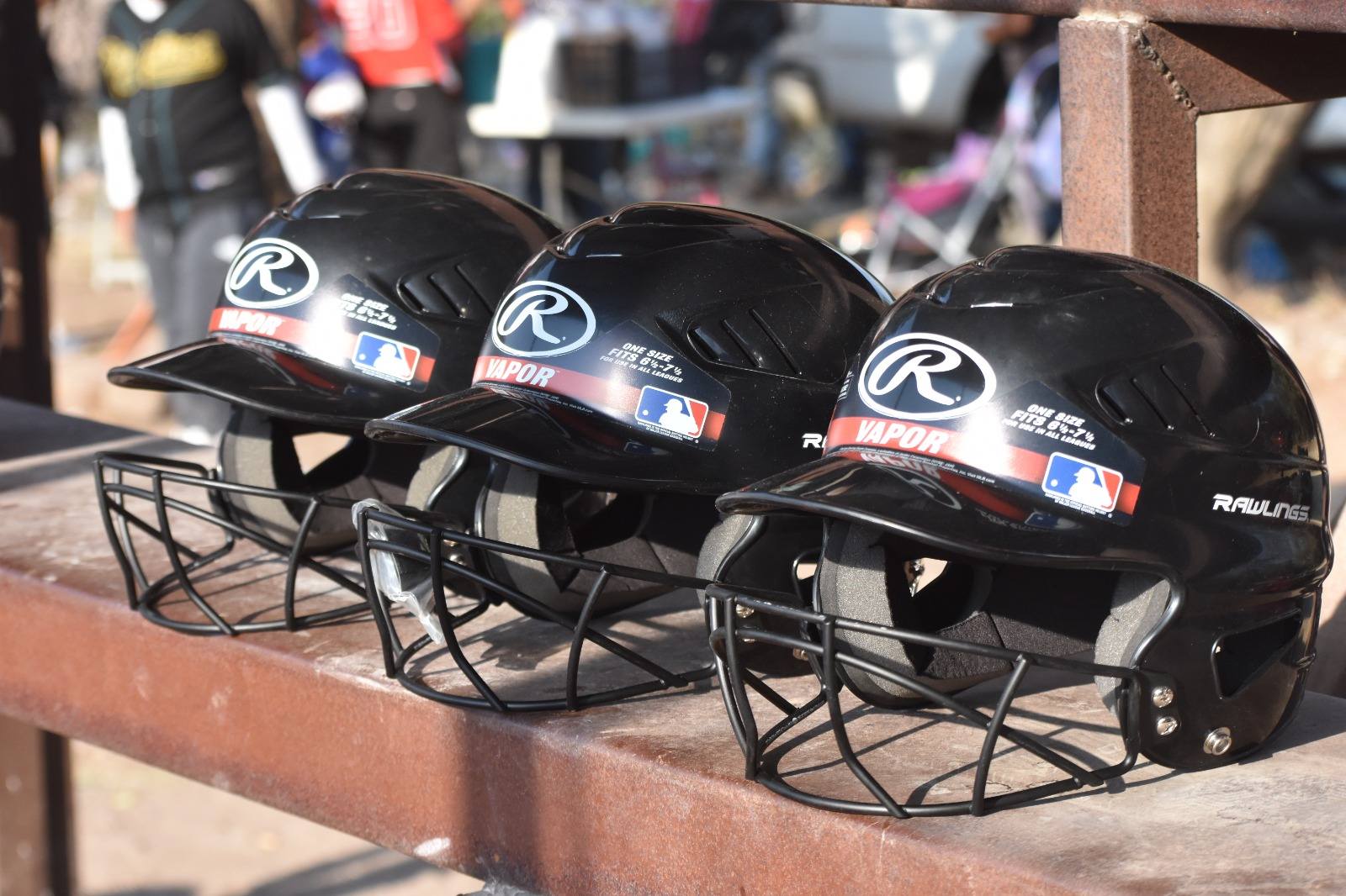 Cascos de protección entregados a equipo femenil de softball en San Lucas Matlala como apoyo del Ayuntamiento de Huaquechula.