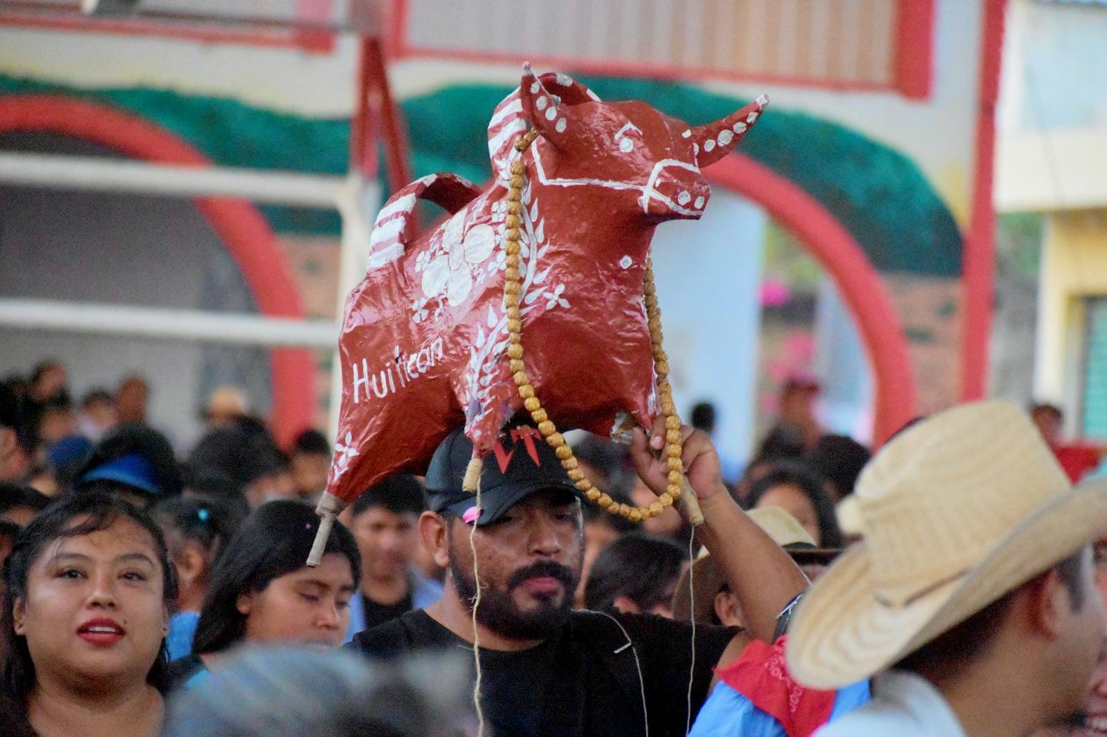 Torito de Gloria durante celebración de Semana Santa en Huaquechula, Puebla, como parte de las tradiciones religiosas y culturales del municipio.