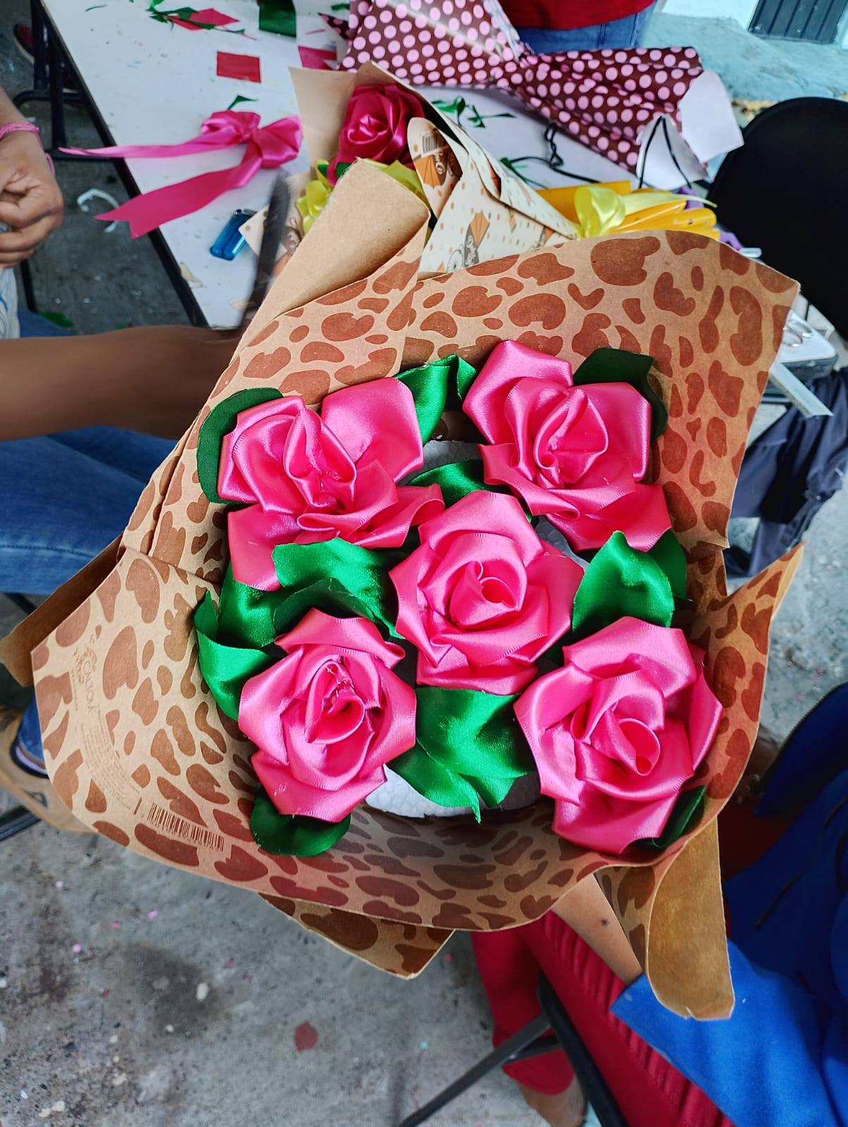 Arreglo de flores eternas elaboradas con listón durante taller artesanal impartido por el Ayuntamiento de Huaquechula en la Casa de la Cultura Popular Huilican.