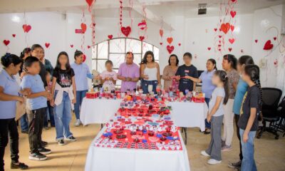 Personas participantes en el taller de elaboración de velas aromáticas organizado por el Ayuntamiento de Tochimilco en el kiosco municipal.