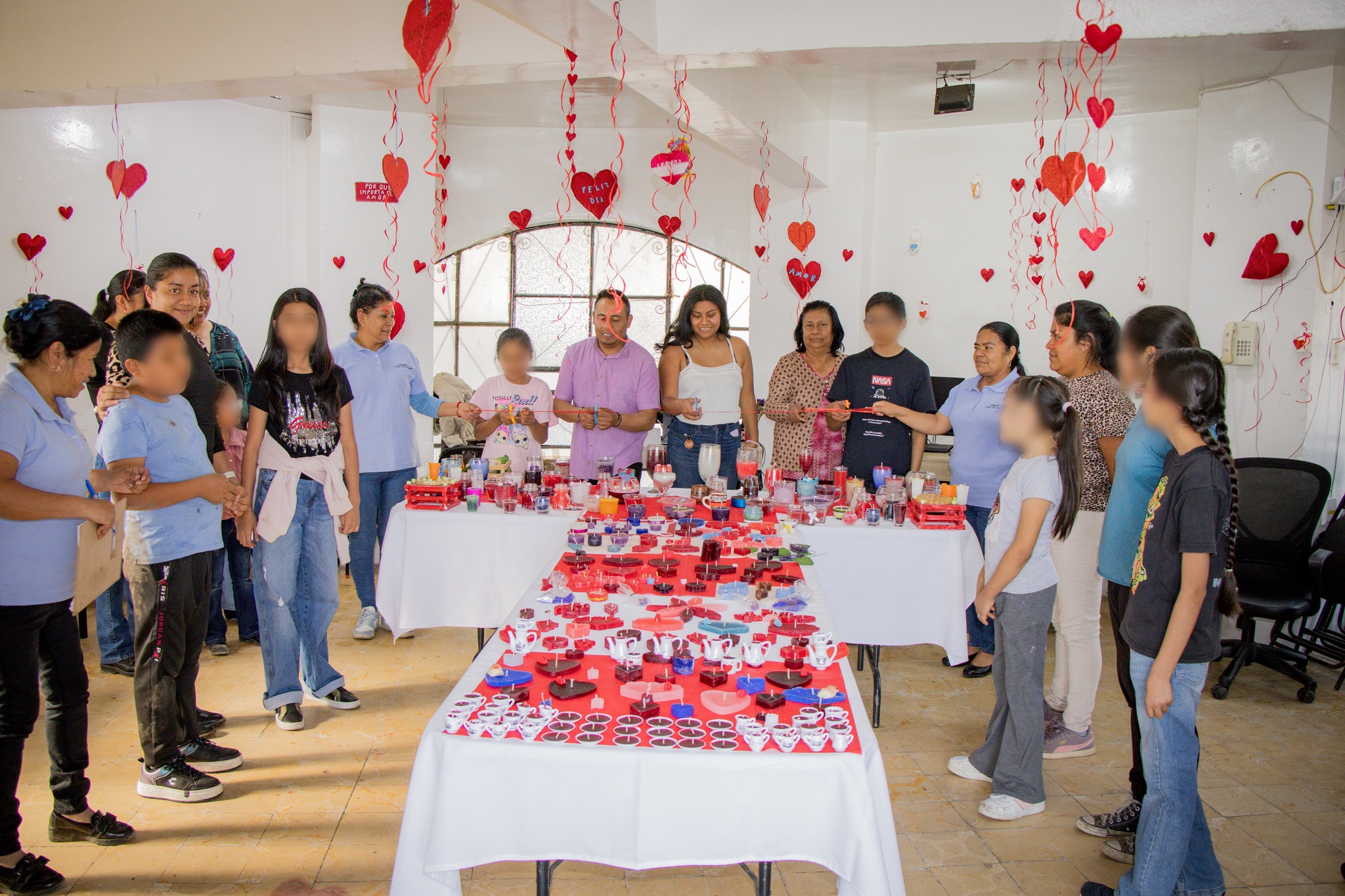 Personas participantes en el taller de elaboración de velas aromáticas organizado por el Ayuntamiento de Tochimilco en el kiosco municipal.