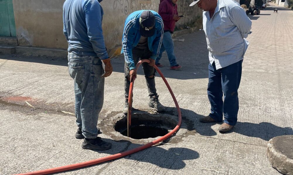 Trabajos de desazolve en alcantarilla de la calle Hombres Ilustres en Santiago Tochimizolco, realizados por el Ayuntamiento de Tochimilco.