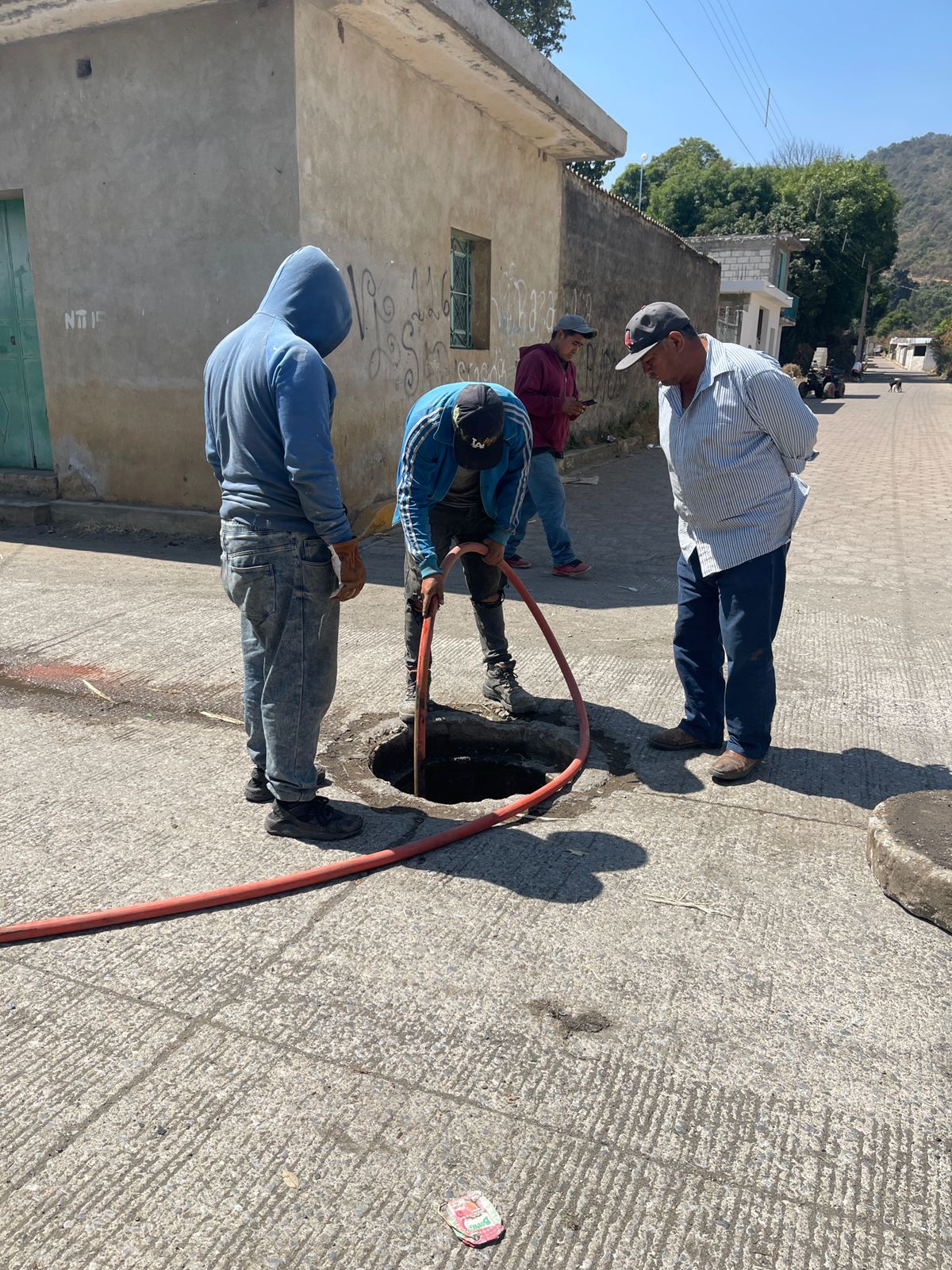 Trabajos de desazolve en alcantarilla de la calle Hombres Ilustres en Santiago Tochimizolco, realizados por el Ayuntamiento de Tochimilco.