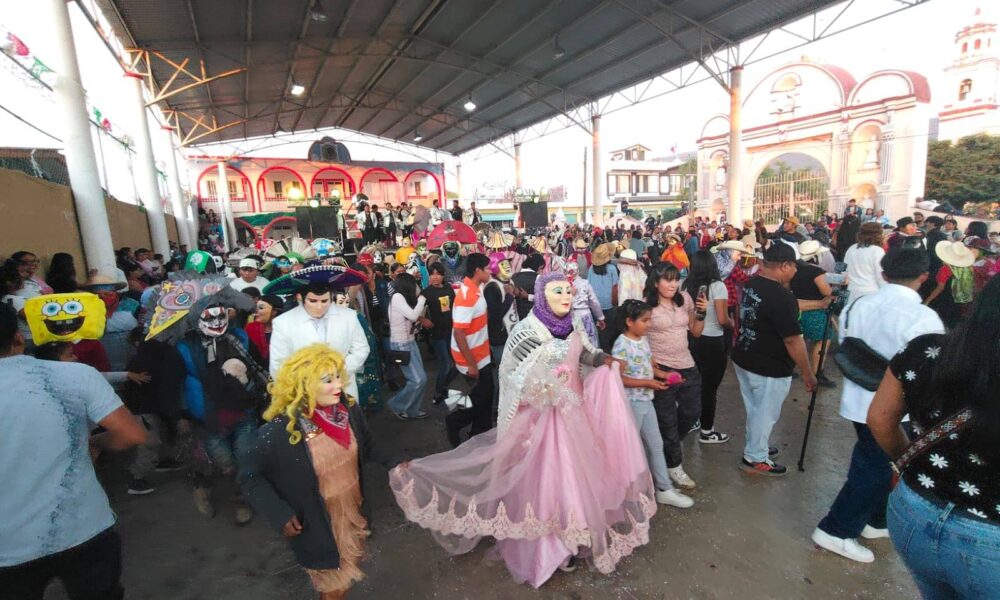 Participantes del Primer Carnaval Municipal de Huizos 2026 en San Juan Huiluco, Huaquechula, celebrando tradiciones con danzas y vestimenta típica.