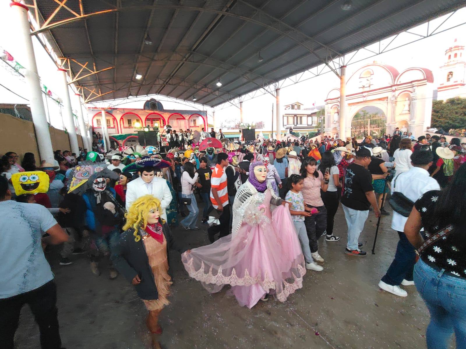 Participantes del Primer Carnaval Municipal de Huizos 2026 en San Juan Huiluco, Huaquechula, celebrando tradiciones con danzas y vestimenta típica.