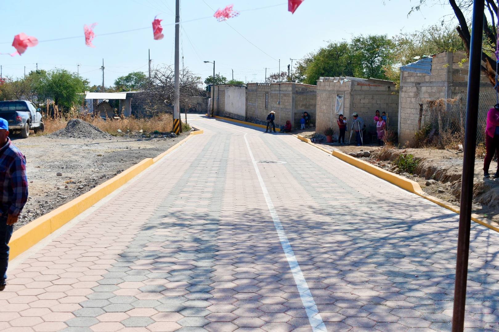 Calle Cuauhtémoc adoquinada en la comunidad de La Soledad Morelos, obra entregada por el Ayuntamiento de Huaquechula para mejorar la movilidad y seguridad vial.
