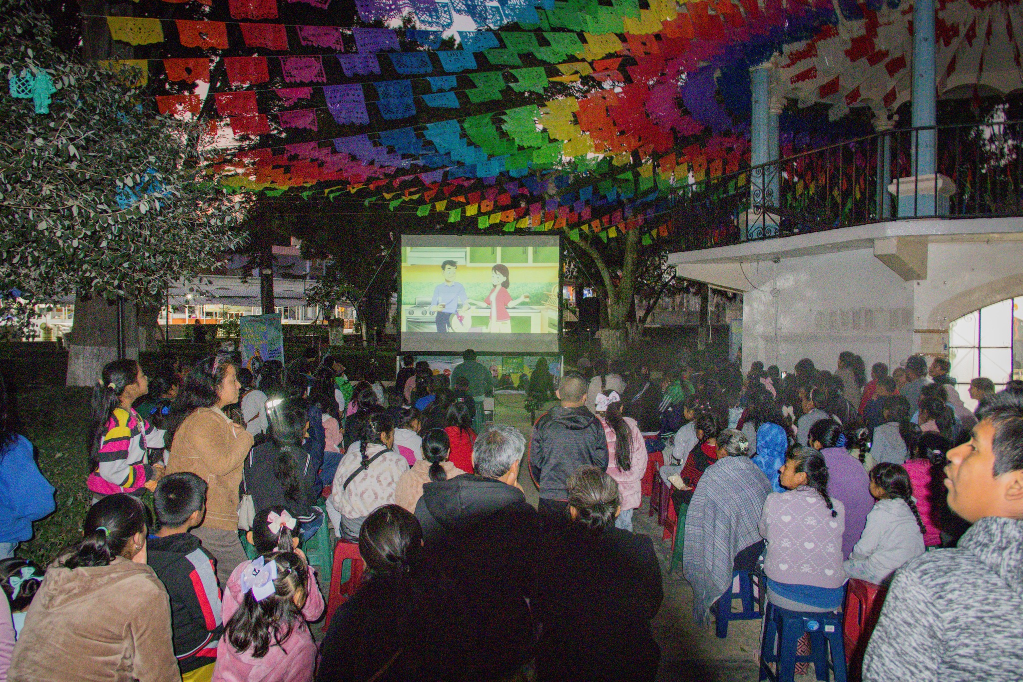 Familias de Tochimilco reunidas en el kiosco municipal durante la proyección de cine comunitario organizada por el Ayuntamiento de Tochimilco.