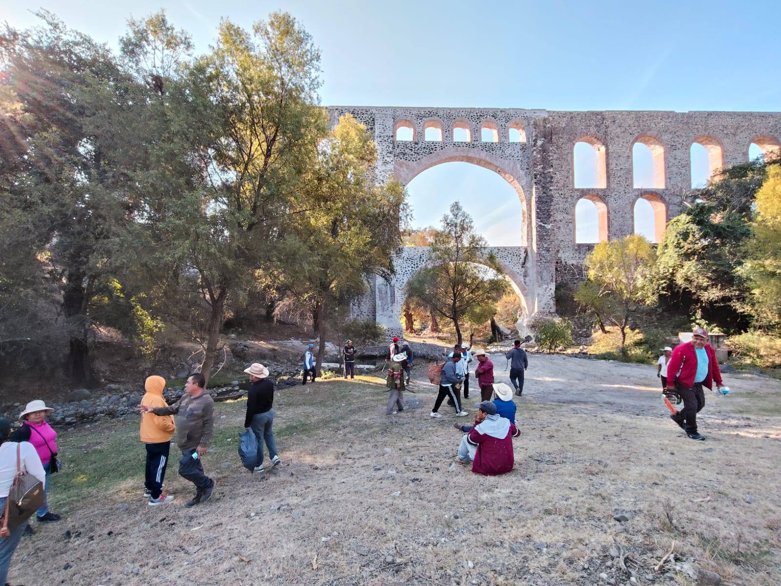 Ciudadanía y autoridades del Ayuntamiento de Huaquechula realizan faena comunitaria en el Acueducto histórico de Matlala, previo a la muestra gastronómica.