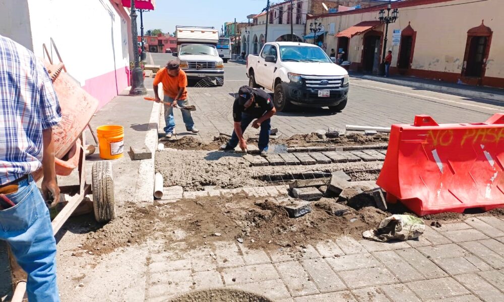 Personal de Servicios Públicos del Ayuntamiento de Tochimilco construye un tope vial en el cruce de la Avenida Principal y Avenida Libertad.