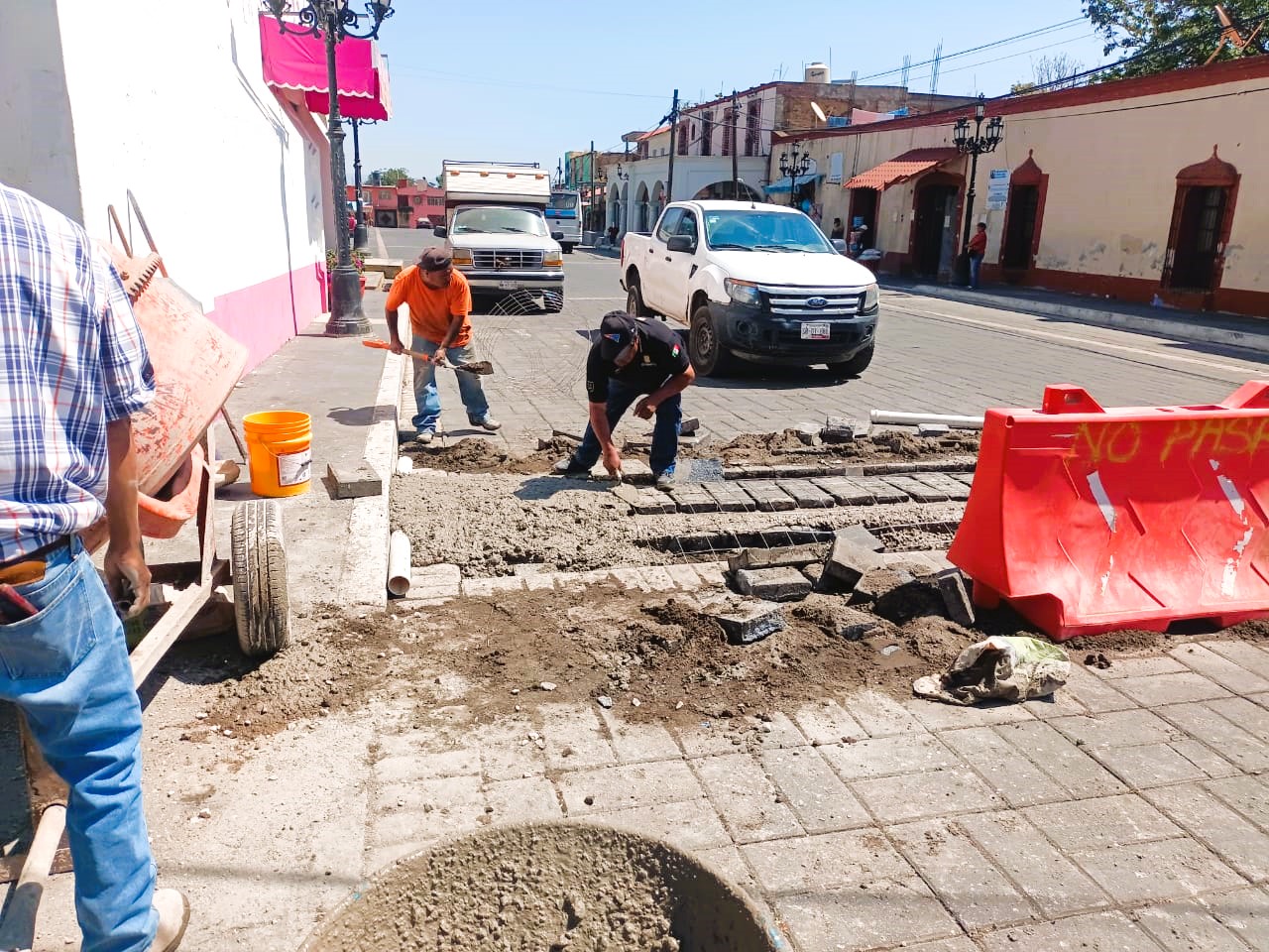Personal de Servicios Públicos del Ayuntamiento de Tochimilco construye un tope vial en el cruce de la Avenida Principal y Avenida Libertad.