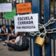 Acceso cerrado con cadenas y candados en una escuela primaria de Atlixco durante protesta de padres de familia.