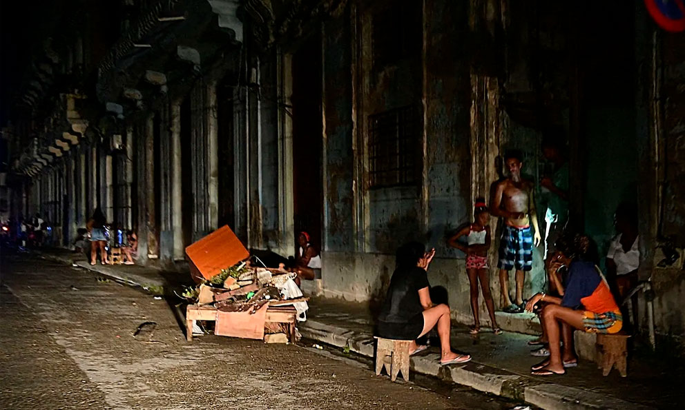 Personas reunidas en una calle de Cuba durante la noche debido a apagones por la crisis energética nacional