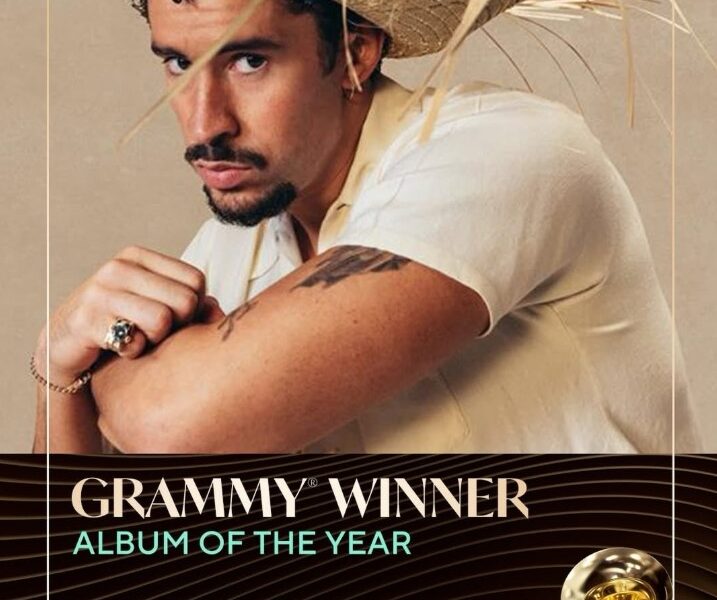 Bad Bunny sosteniendo el Grammy a Mejor Álbum del Año por DeBÍ TiRAR MáS FOToS.