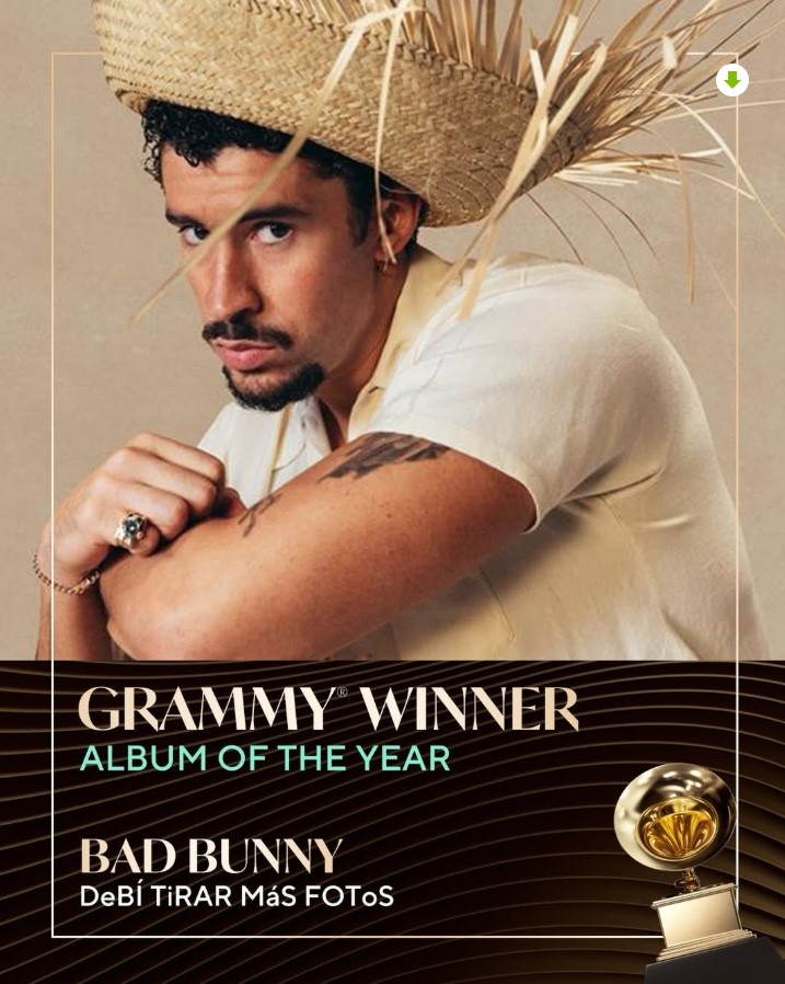 Bad Bunny sosteniendo el Grammy a Mejor Álbum del Año por DeBÍ TiRAR MáS FOToS.