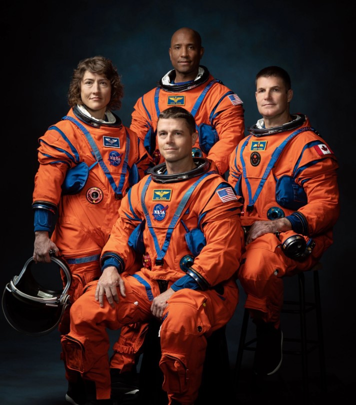 Tripulación de la NASA con trajes espaciales listos para la misión lunar.