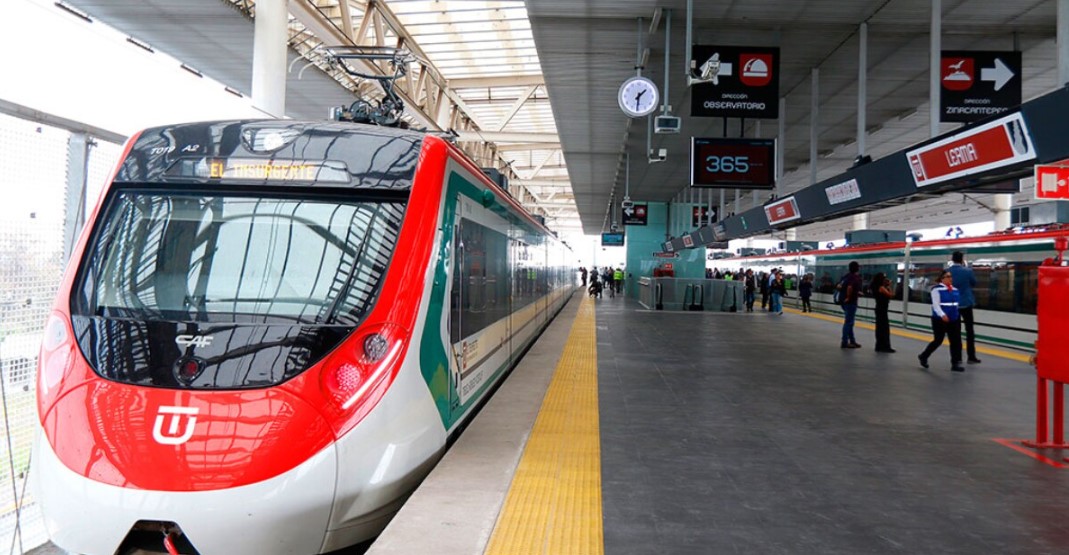 Tren moderno detenido en estación con andén amplio y señalización clara en México.