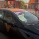 Aviso en taxi colectivo oficial que indica ruta grupal sin paradas sobre el Periférico Ecológico hacia Atlixco y Cholula.
