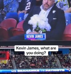 Actor estadounidense sentado solo durante la Super Bowl con flores en la mano, imagen viralizada en redes sociales