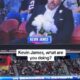 Actor estadounidense sentado solo durante la Super Bowl con flores en la mano, imagen viralizada en redes sociales