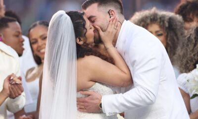 Pareja contrayendo matrimonio en una ceremonia realizada durante un espectáculo masivo