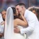Pareja contrayendo matrimonio en una ceremonia realizada durante un espectáculo masivo