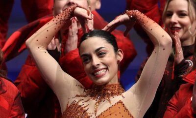 Patinadora artística celebrando durante competencia olímpica, ejemplo de atleta de alto rendimiento y estudiante