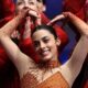Patinadora artística celebrando durante competencia olímpica, ejemplo de atleta de alto rendimiento y estudiante
