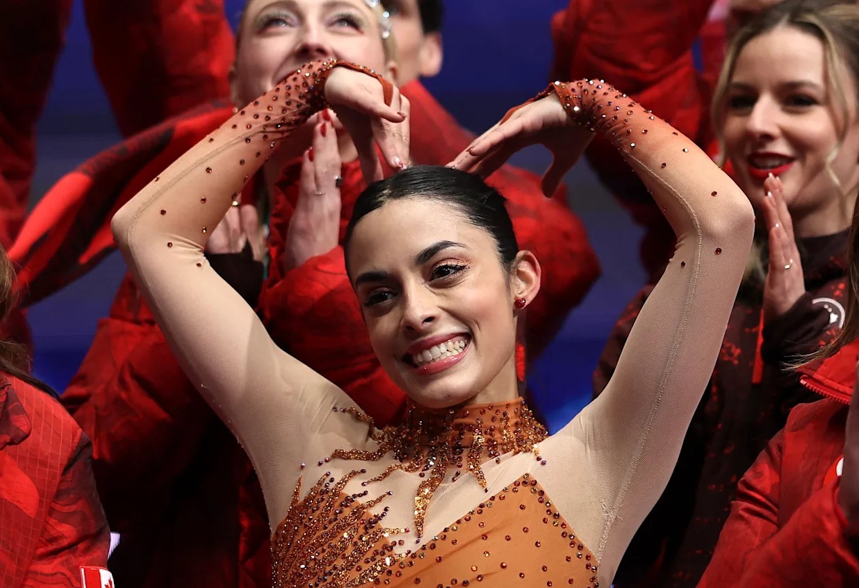 Patinadora artística celebrando durante competencia olímpica, ejemplo de atleta de alto rendimiento y estudiante