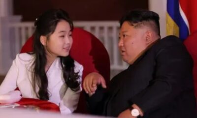 Acto oficial en Corea del Norte con presencia de Kim Jong Un y su hija Kim Ju Ae durante evento político.