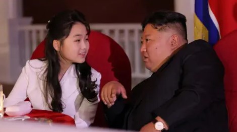 Acto oficial en Corea del Norte con presencia de Kim Jong Un y su hija Kim Ju Ae durante evento político.