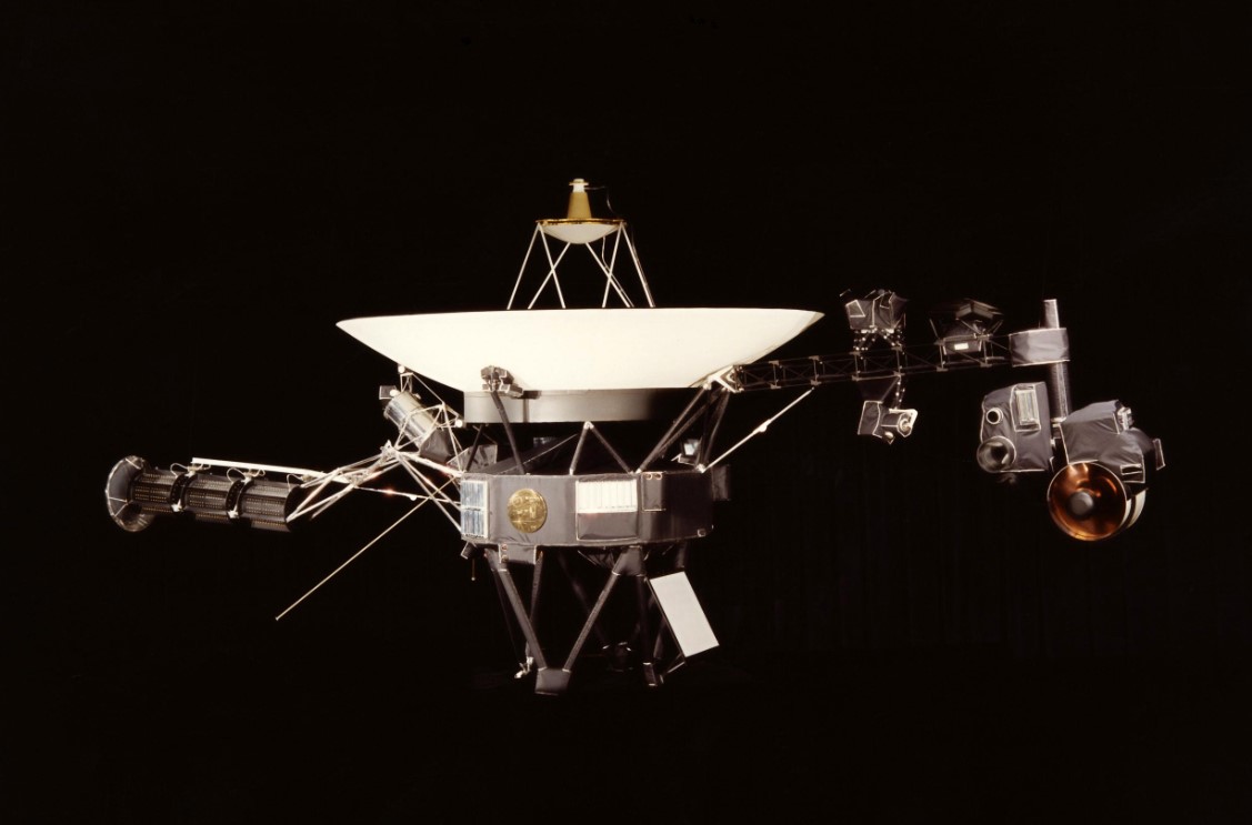 Sonda espacial Voyager 1 viajando por el espacio profundo, el objeto humano más lejano de la Tierra.