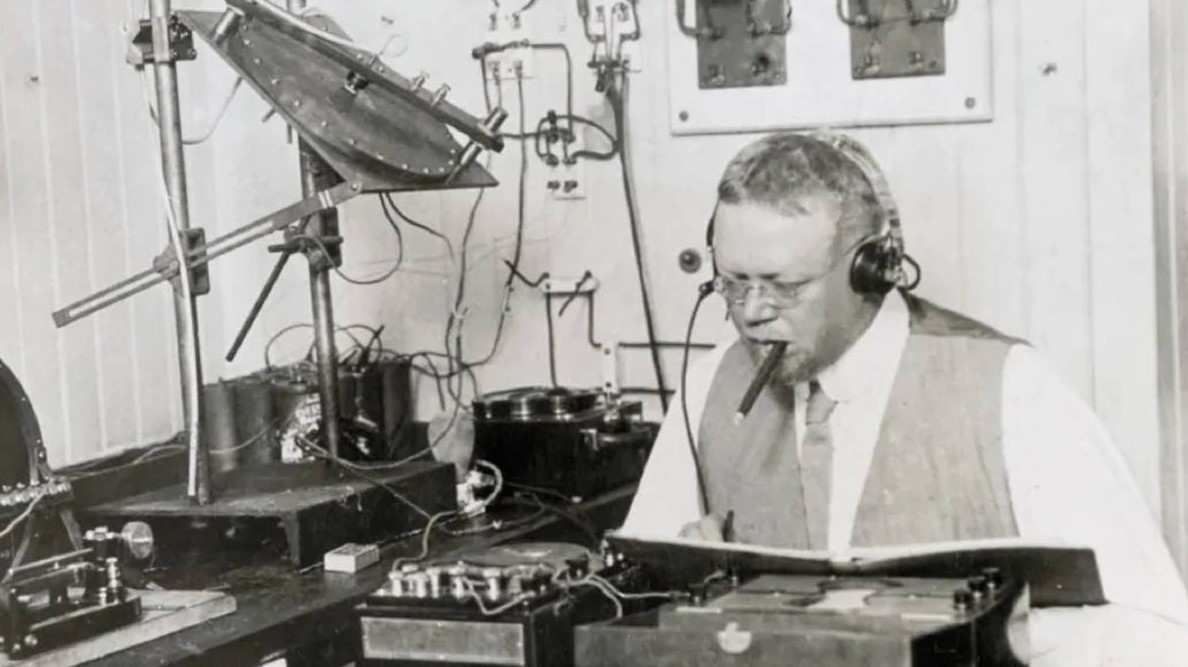 Operador de radio histórica utilizando equipo de transmisión, símbolo del origen de la radio como medio de comunicación global.