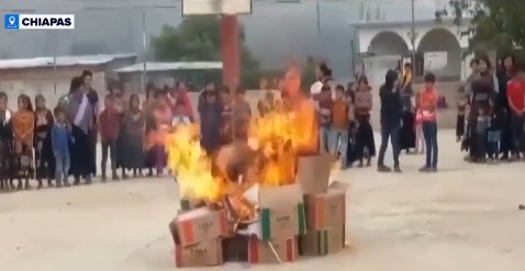 Padres de familia protestan en un plantel de Chiapas y queman libros durante una manifestación educativa.