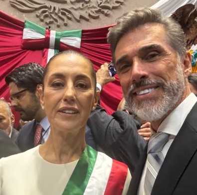 Persona con banda tricolor durante un acto legislativo en la Cámara de Diputados