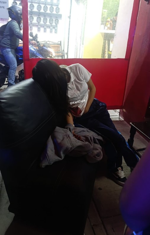 Escena posterior a un hecho de violencia atendido por civiles en un establecimiento; se protege la identidad de una menor de edad.