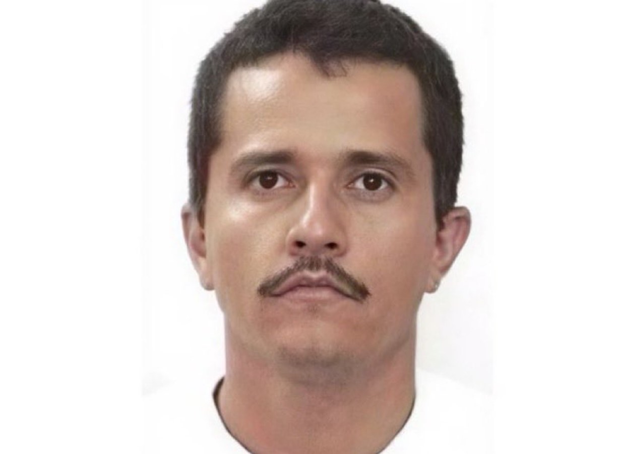 Retrato frontal de un hombre vinculado a reportes sobre delincuencia organizada, utilizado como recurso informativo.