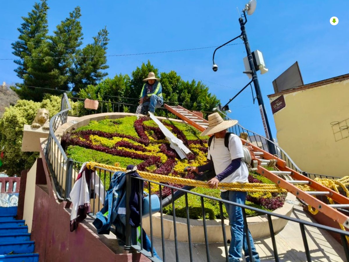 Personal realiza mantenimiento de áreas verdes en espacio público de Atlixco como parte del cuidado urbano y la calidad de vida.
