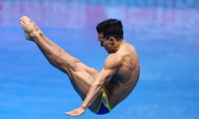 Clavadista profesional ejecutando un salto durante una competencia internacional, disciplina afectada por la cancelación de la Copa Mundial de Clavados en México.