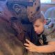 Cosplayer de Jason Voorhees acompañando de forma afectuosa a un niño pequeño, en un momento de consuelo emocional.